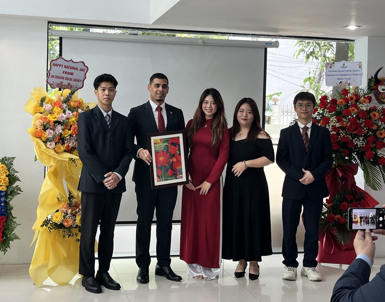 Các lãnh đạo trẻ đại diện thương hiệu JAI & TUT BRAND lên trao tặng bản quyền thương hiệu bộ sách Graphic Design: Insights From the Trenches